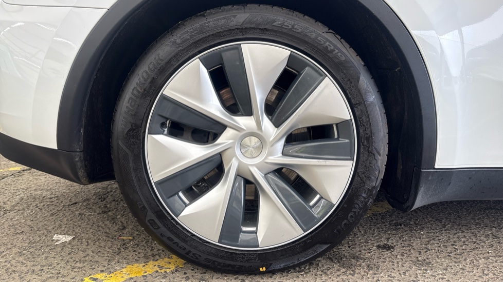 TESLA MODEL Y Image 19