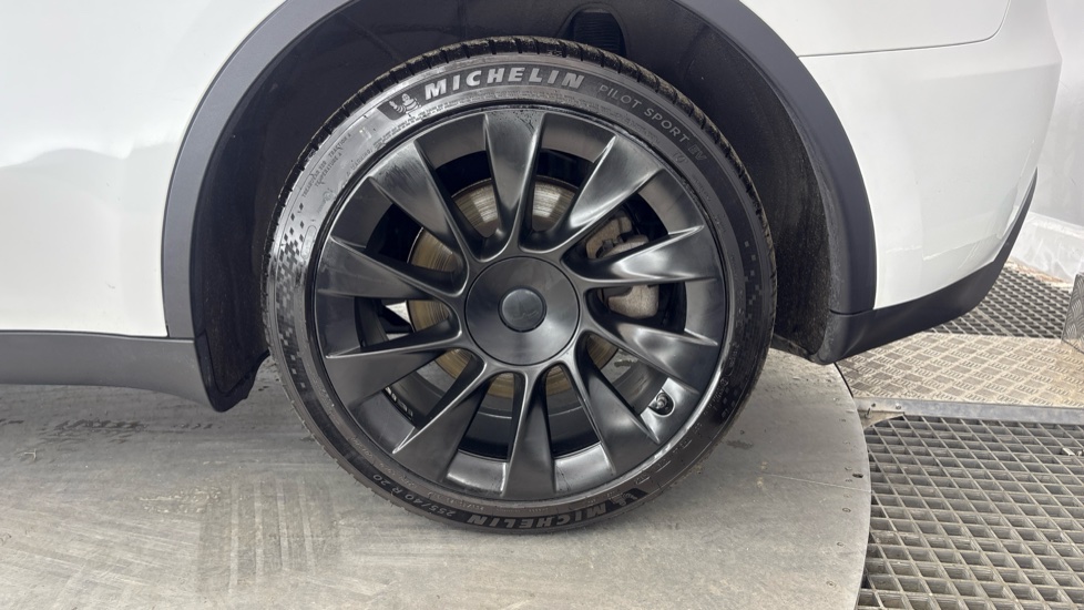 TESLA MODEL Y Image 18