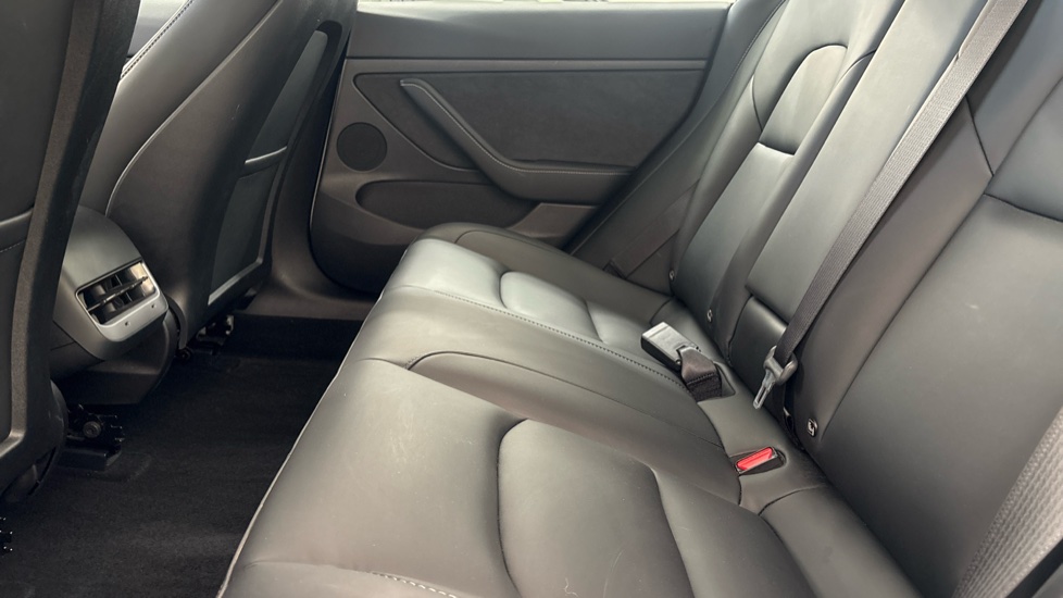 TESLA MODEL 3 Image 14