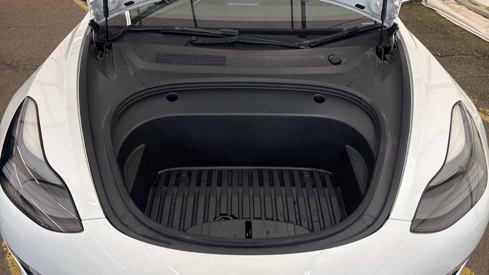 TESLA MODEL 3 Image 16