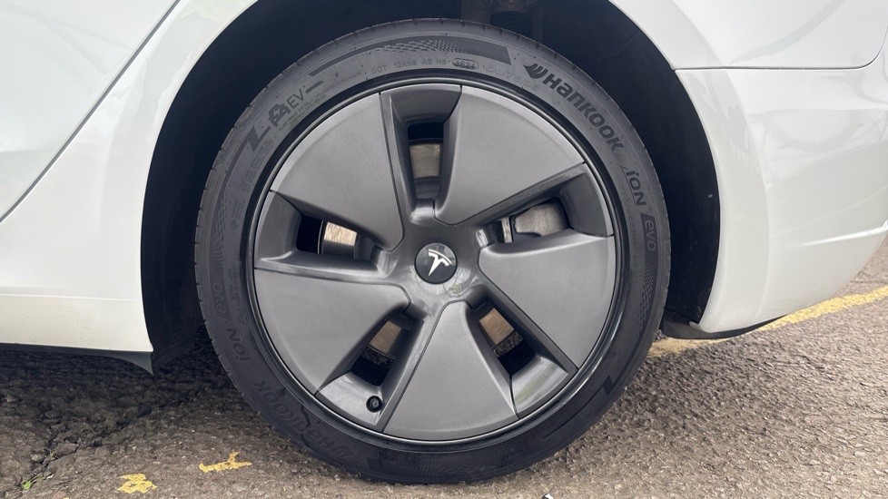 TESLA MODEL 3 Image 18