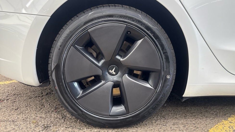 TESLA MODEL 3 Image 19
