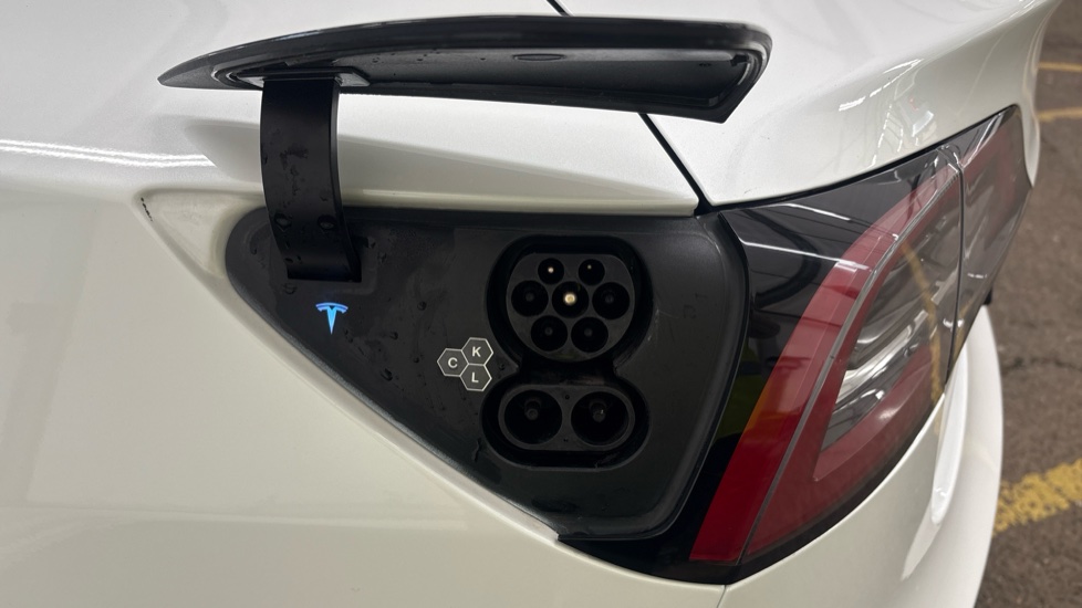 TESLA MODEL 3 Image 21
