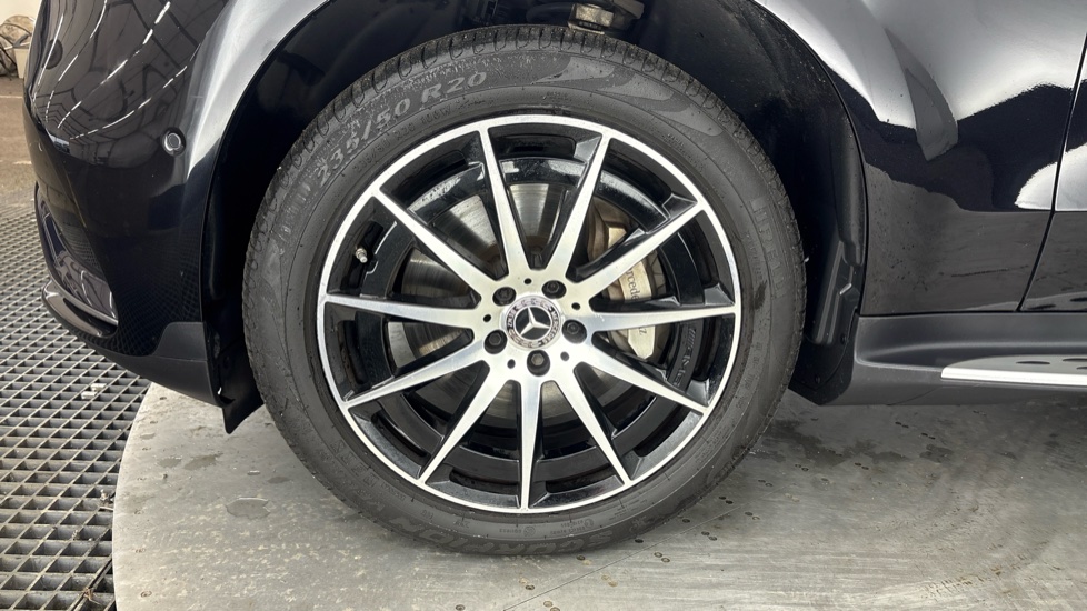 MERCEDES EQC Image 17