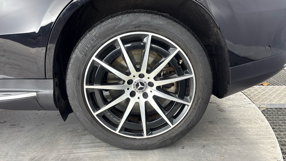 MERCEDES EQC Image 18