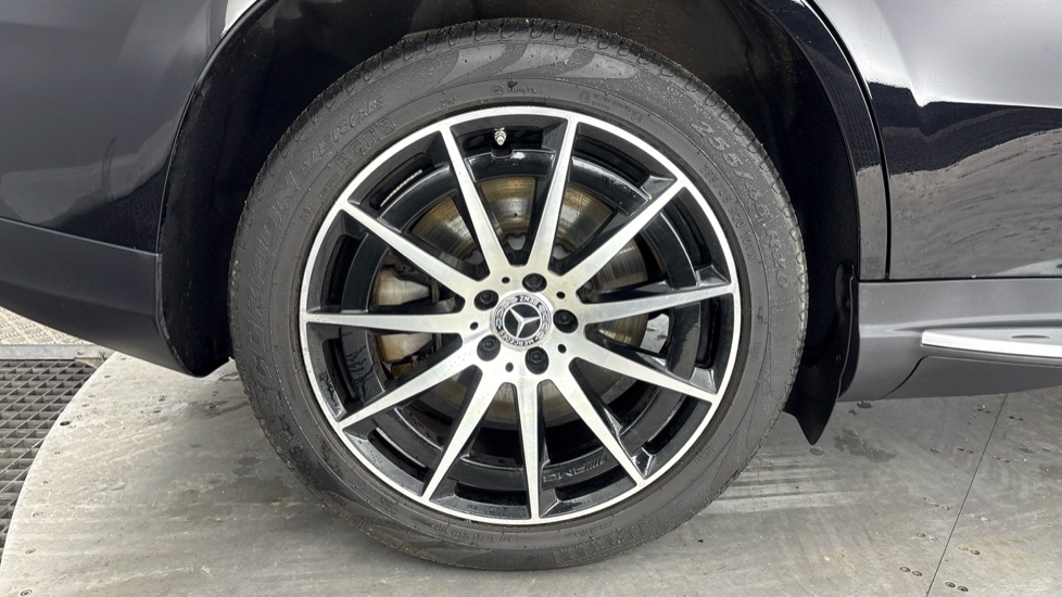 MERCEDES EQC Image 19