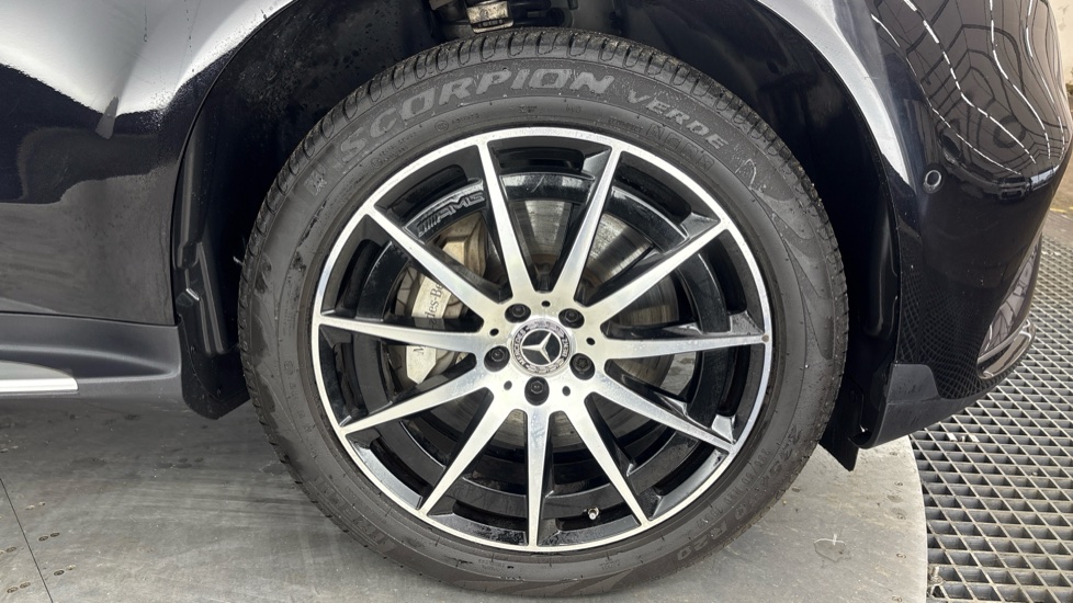 MERCEDES EQC Image 20