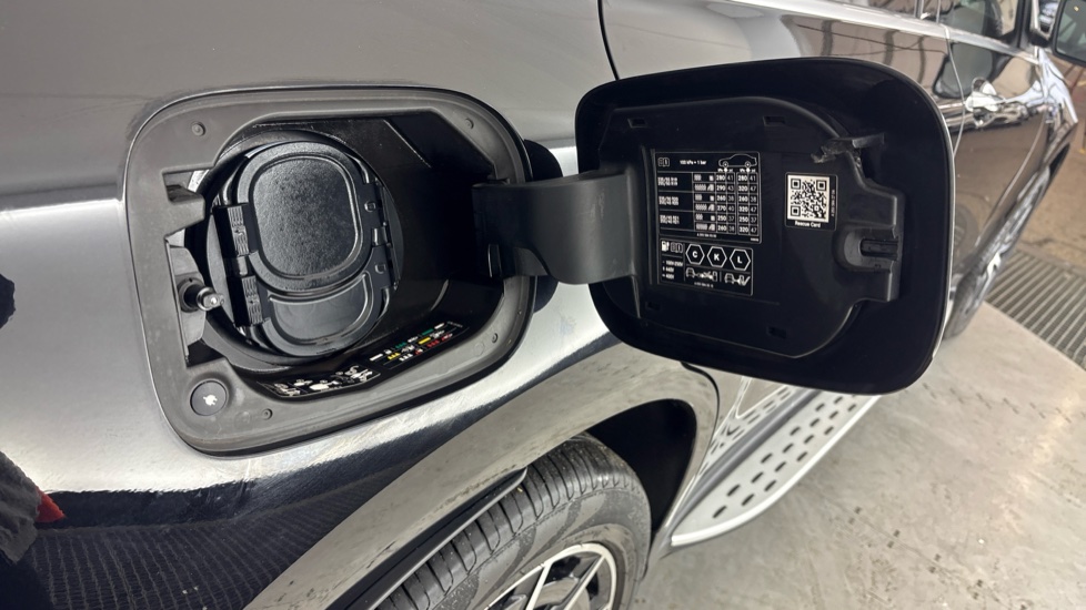 MERCEDES EQC Image 21