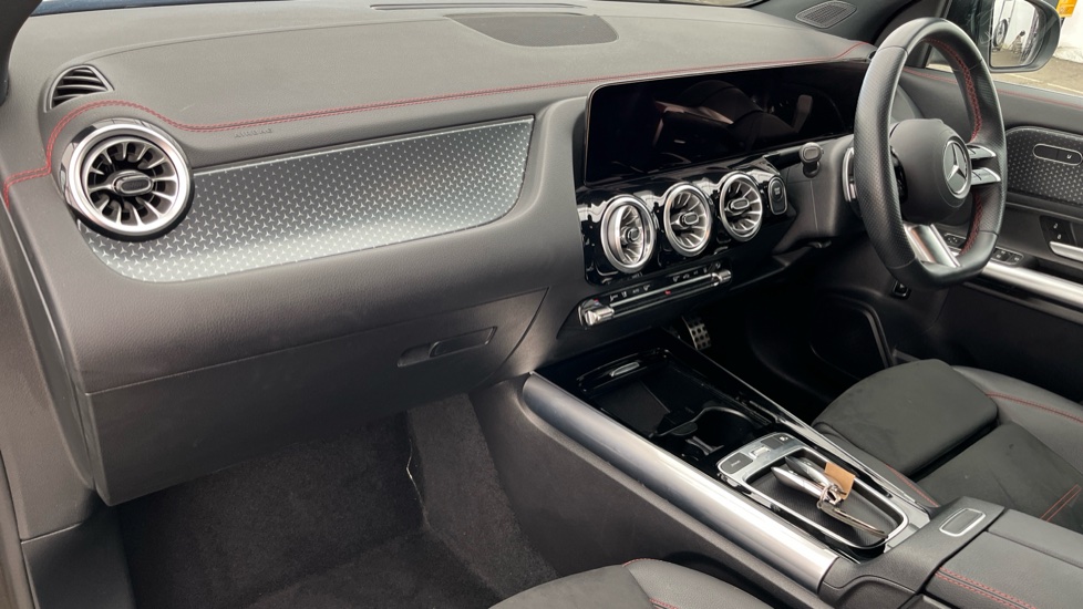 MERCEDES EQA Image 10