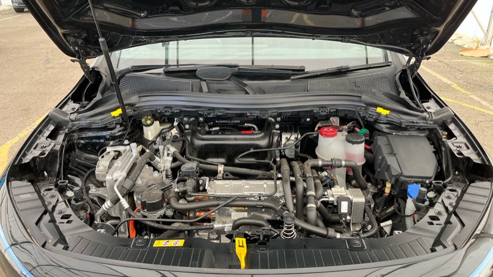 MERCEDES EQA Image 16