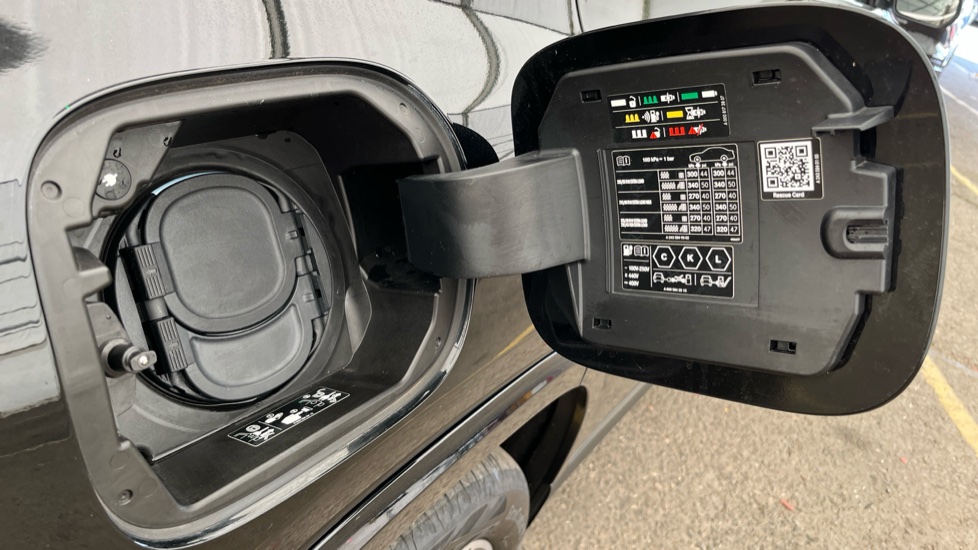 MERCEDES EQA Image 21