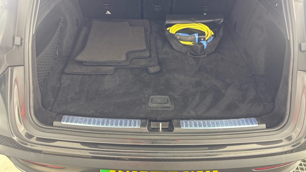 MERCEDES EQC Image 15