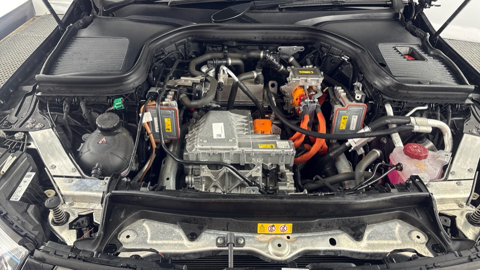 MERCEDES EQC Image 16