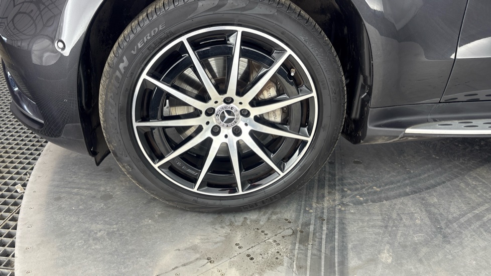 MERCEDES EQC Image 17