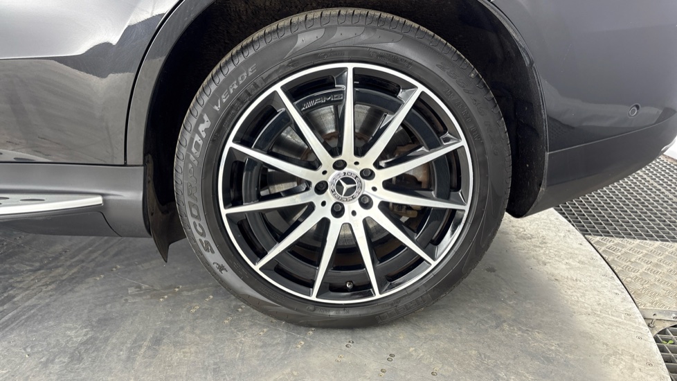 MERCEDES EQC Image 18