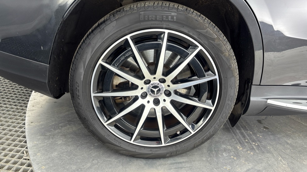 MERCEDES EQC Image 19