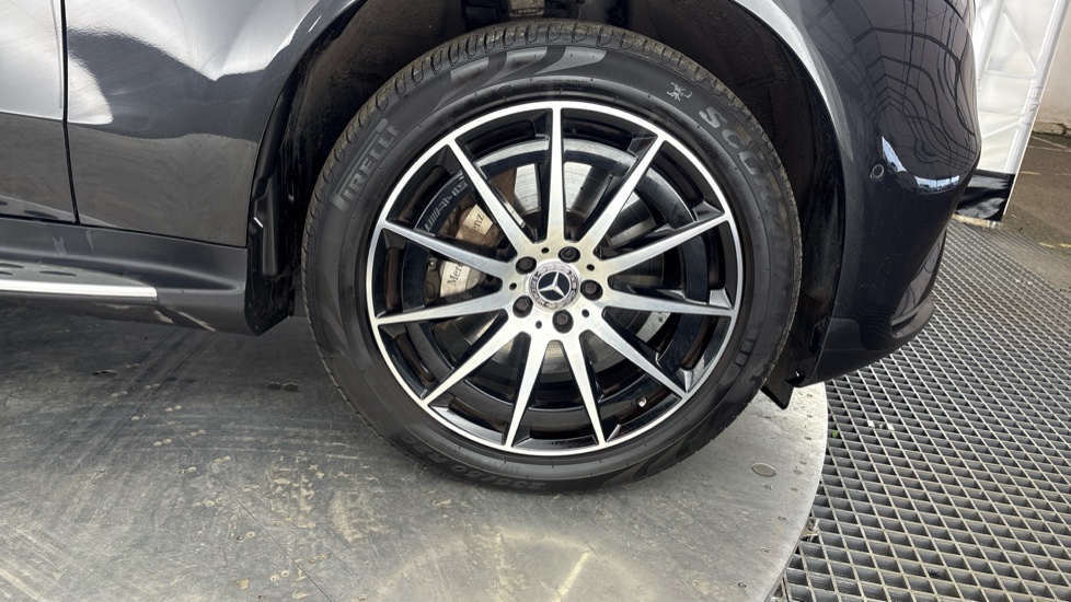 MERCEDES EQC Image 20