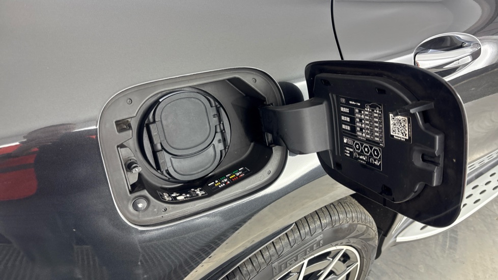 MERCEDES EQC Image 21