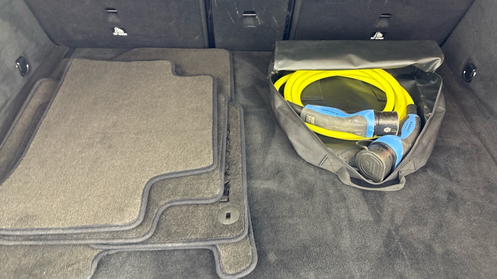 MERCEDES EQC Image 22