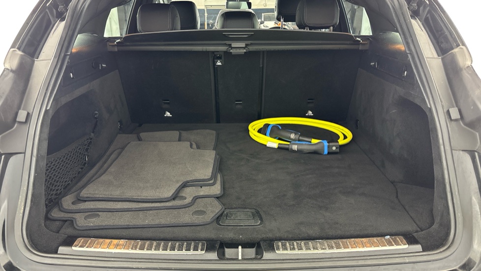 MERCEDES EQC Image 15