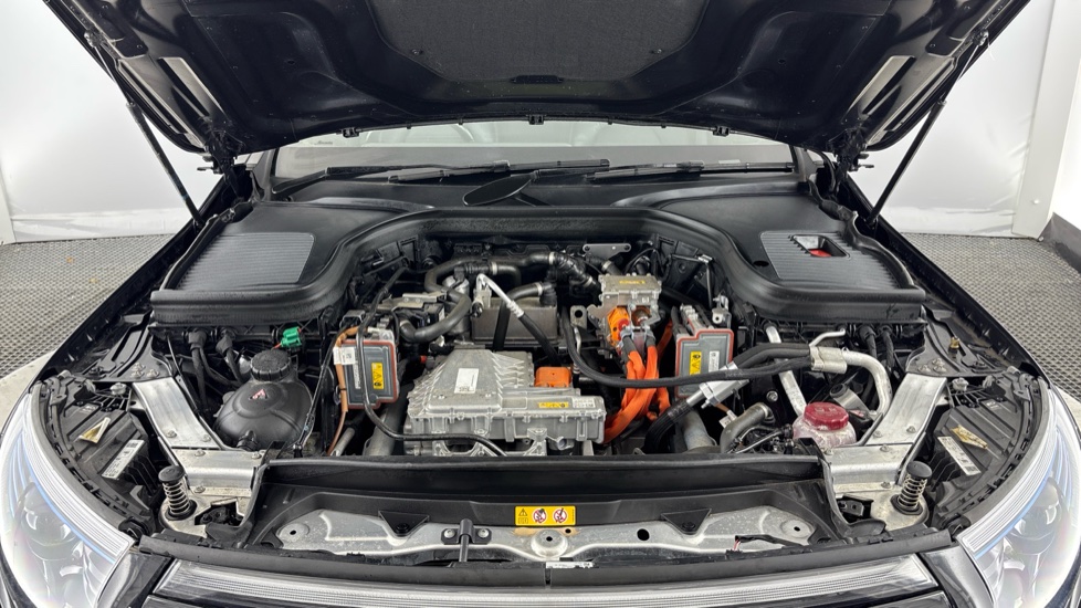 MERCEDES EQC Image 16