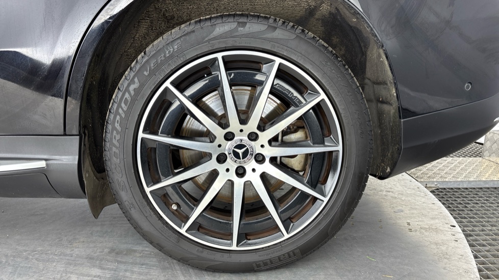 MERCEDES EQC Image 18