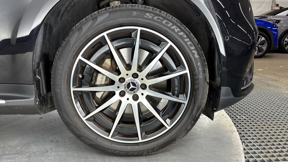 MERCEDES EQC Image 20