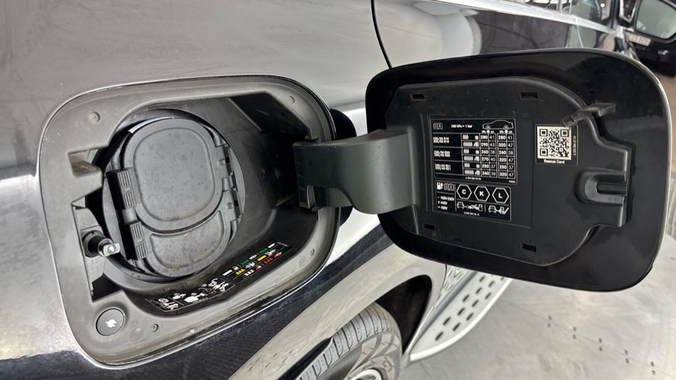 MERCEDES EQC Image 21