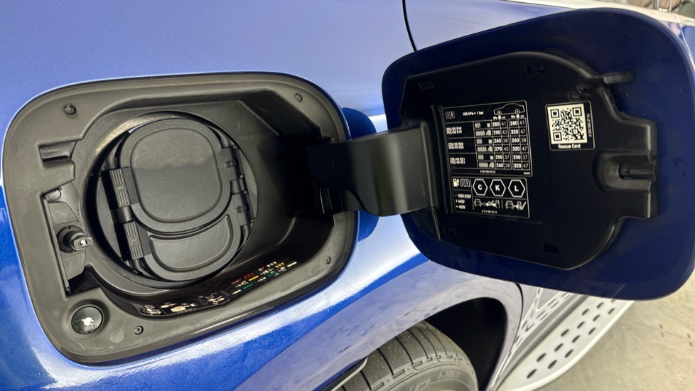 MERCEDES EQC Image 21