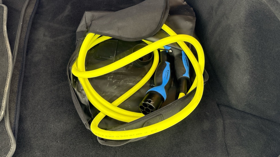 MERCEDES EQC Image 22