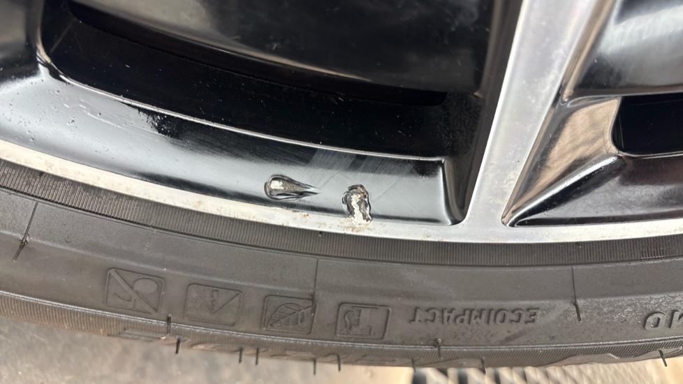 MERCEDES EQC Scuff