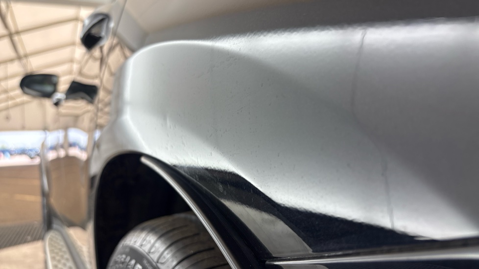 MERCEDES EQC Dent