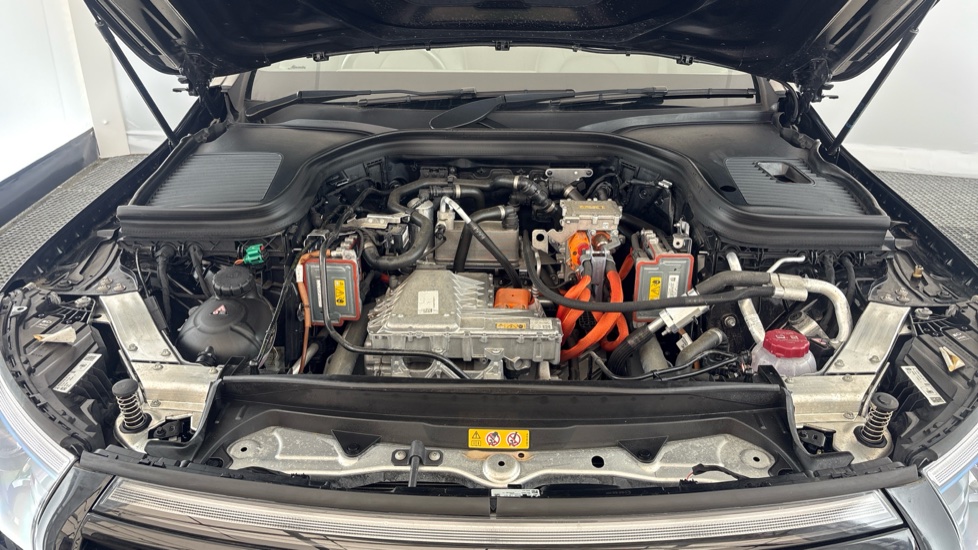 MERCEDES EQC Image 16