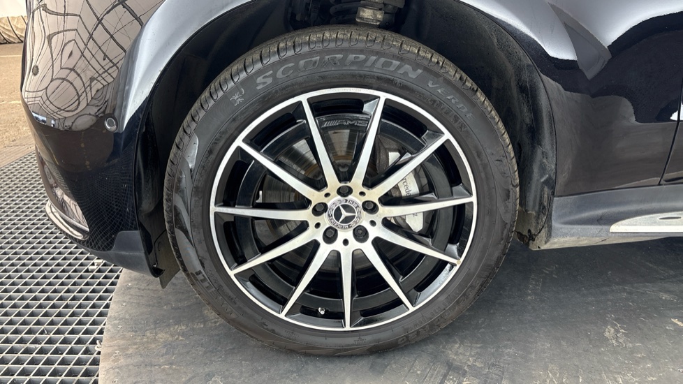 MERCEDES EQC Image 17