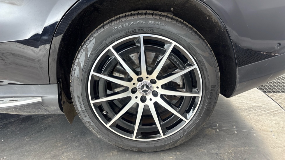 MERCEDES EQC Image 18