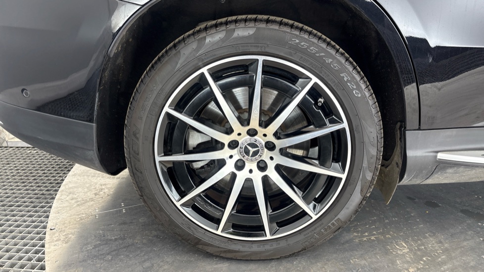 MERCEDES EQC Image 19