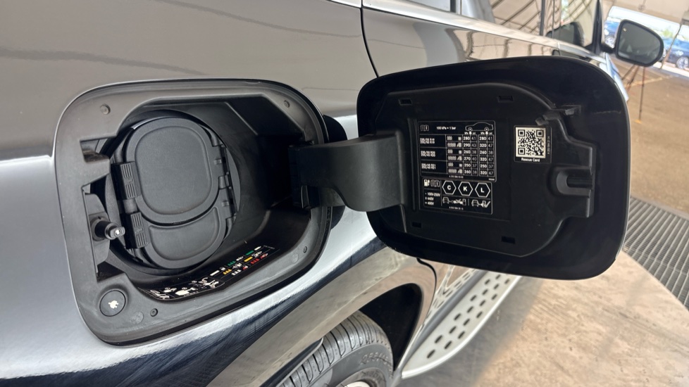 MERCEDES EQC Image 21