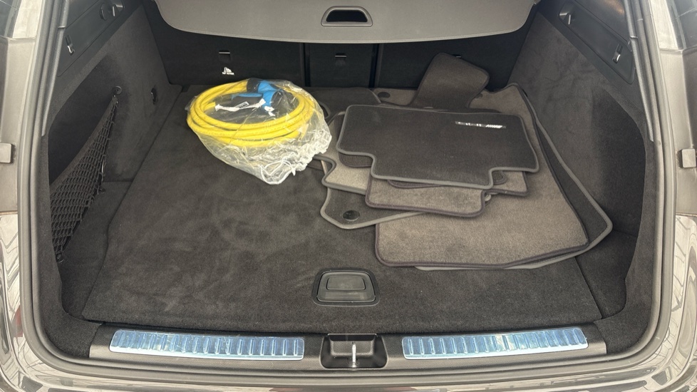 MERCEDES EQC Image 15