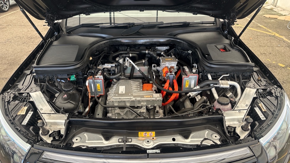 MERCEDES EQC Image 16