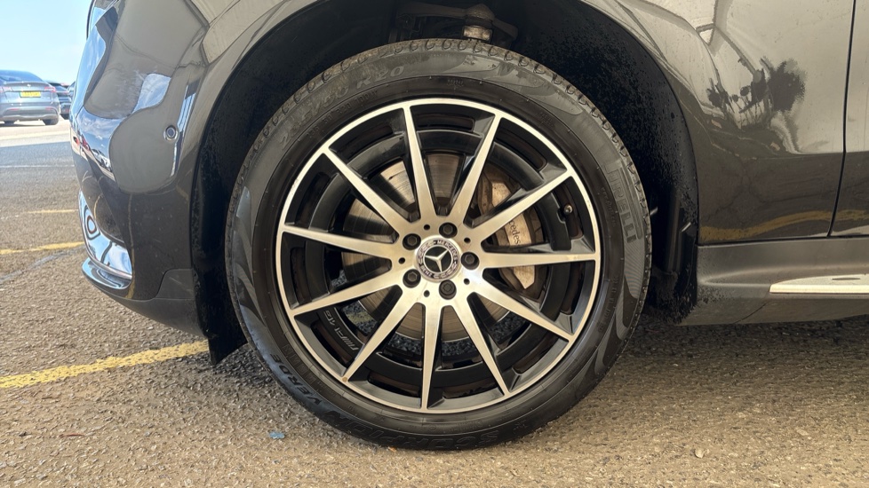 MERCEDES EQC Image 17