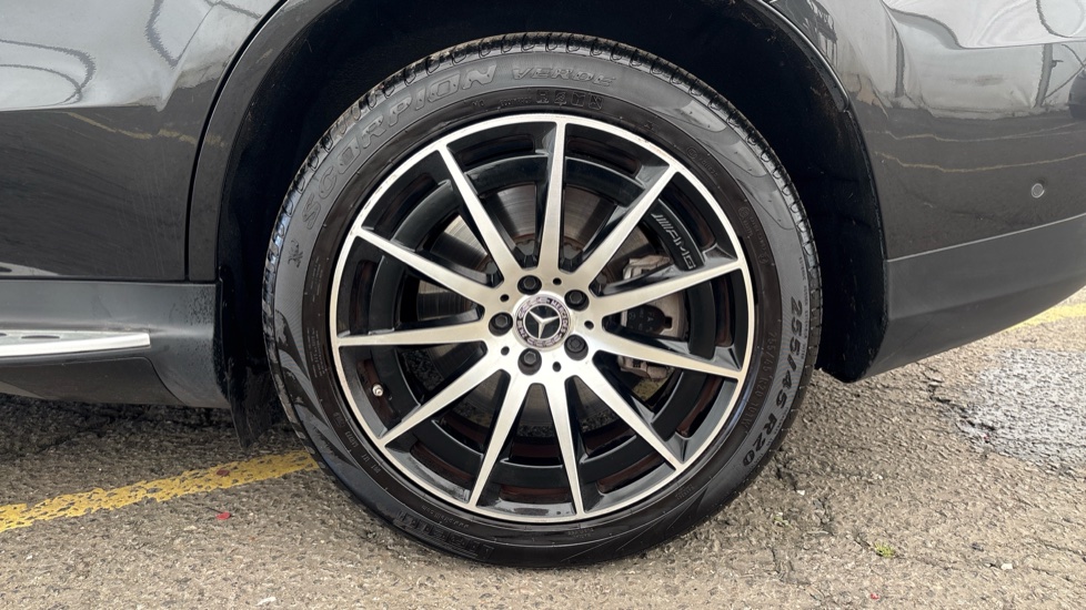 MERCEDES EQC Image 18