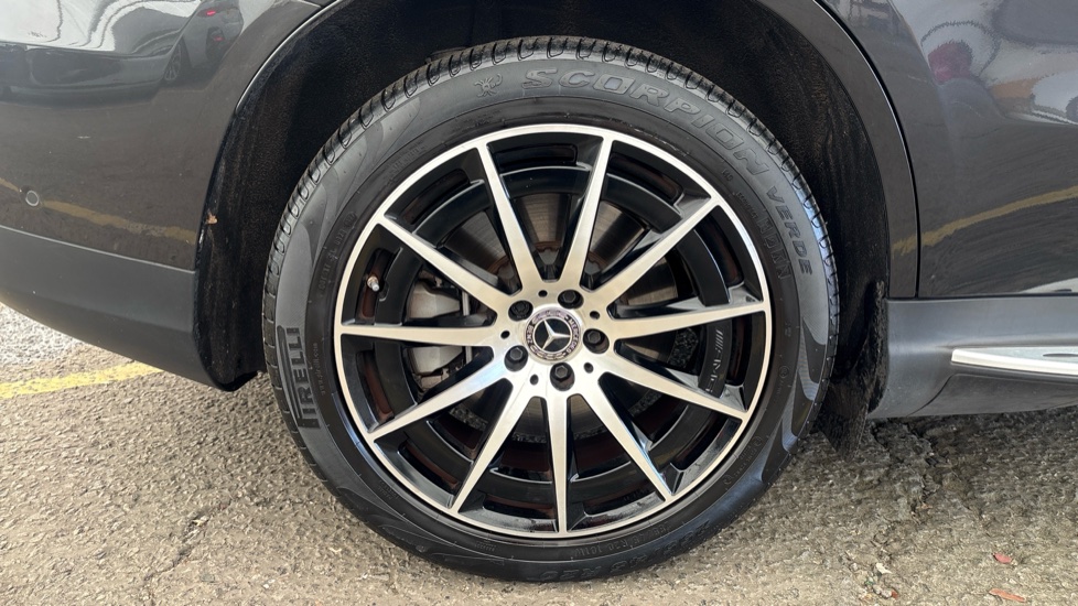 MERCEDES EQC Image 19