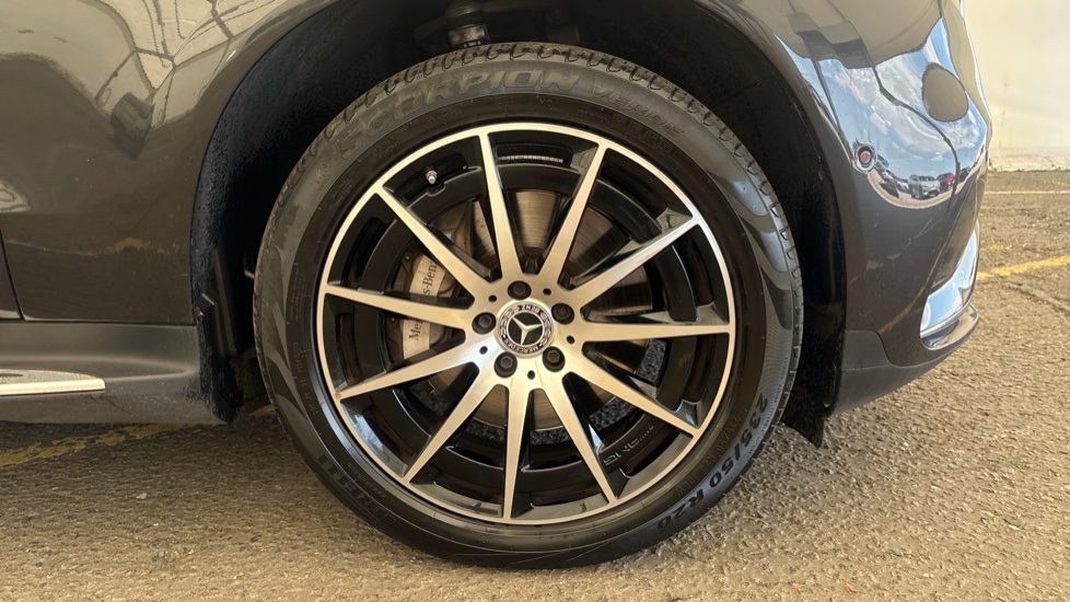 MERCEDES EQC Image 20