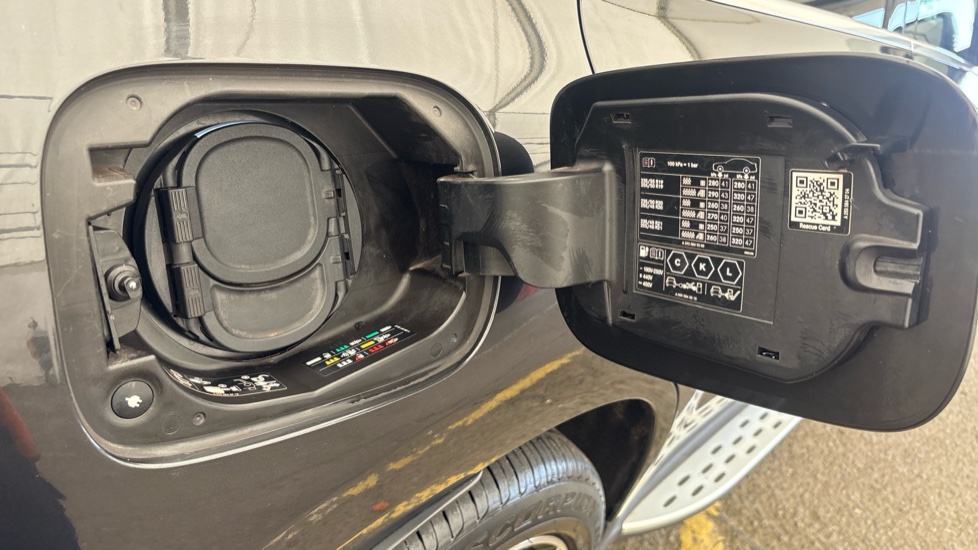 MERCEDES EQC Image 21
