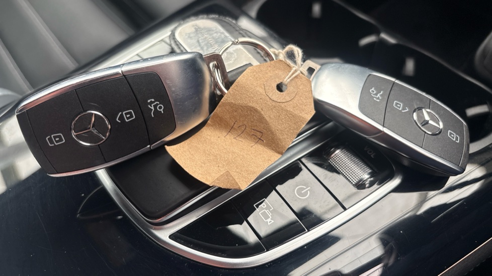MERCEDES EQC 2 keys