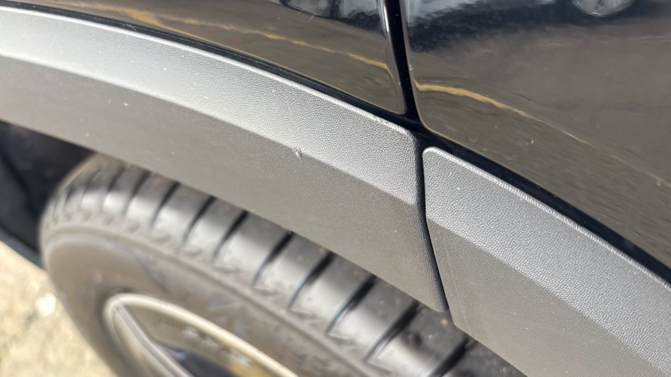 MERCEDES EQB Chips and scratches