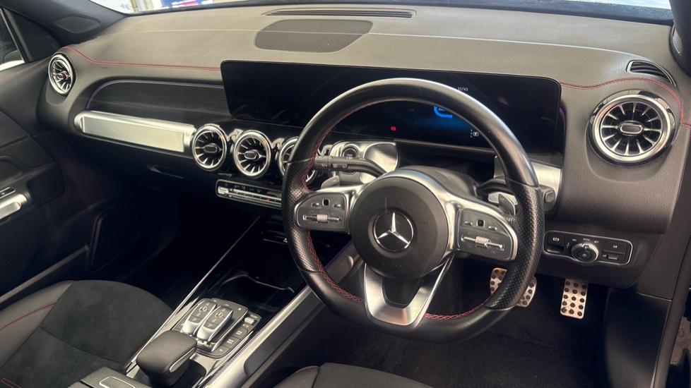 MERCEDES EQB Image 9