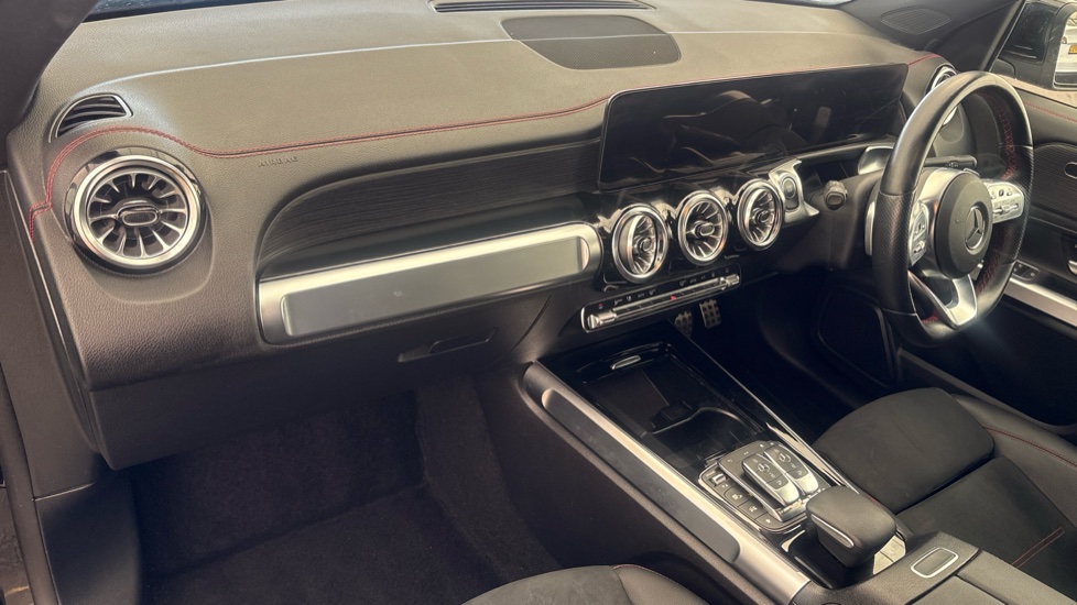 MERCEDES EQB Image 10