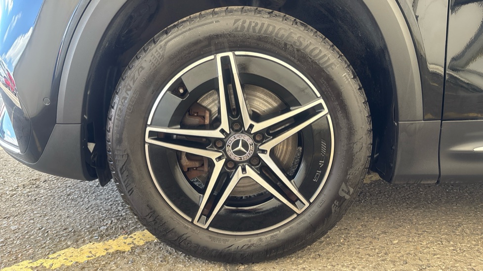 MERCEDES EQB Image 17