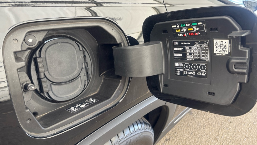 MERCEDES EQB Image 21